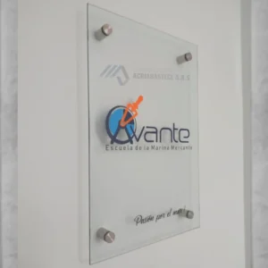 Aviso en acrílico de 40x60 cm decorado en plóter de corte para oficina